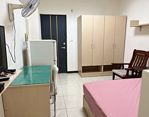 有機車位網路第四台24小時管理全套家俱電一只皮箱入住 - Image 1