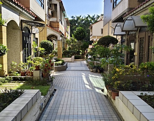 臨市政府.捷運站單純花園別墅找單純優質客戶 - Image 1