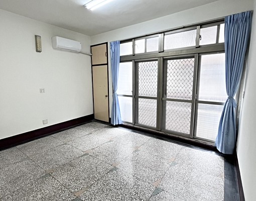 豐原市區四房透天平車⭐生活機能交通超便利👍可寵物 - Image 1