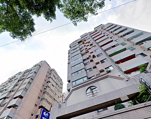 社宅可租補⭐免服務費⭐逢甲公園旁高樓三房車位~附全套家俱電 - Image 1