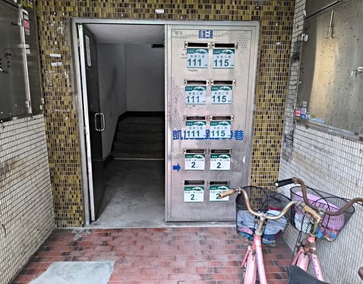 高雄輕軌站旁公寓邊間3房住家附地下室機車位 - Image 2