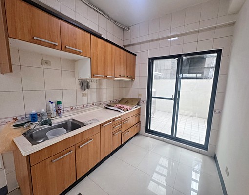 近68|可租補可報稅|整棟出租|家庭,公司合租|門前停車 - Image 4