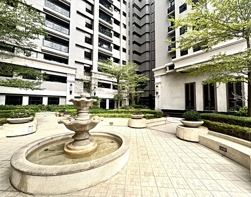 *屋主直租*74旁交通方便+新高國小熱門學區+馬卡龍公園綠地 - Image 2