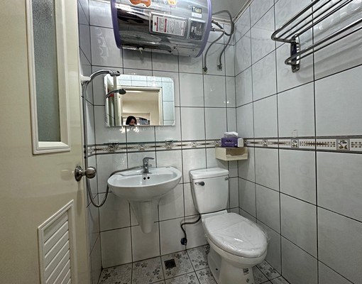 鄰近勤益科技大學龍大地透天套房出租多間可選可租補門口可停機車 - Image 14