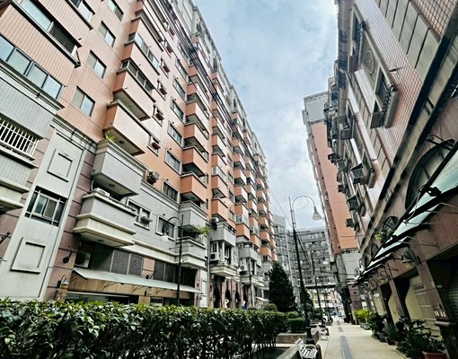 近市政府&漢口國中♡整棟5房透天♡可住可營業♡可公司工作室 - Image 1