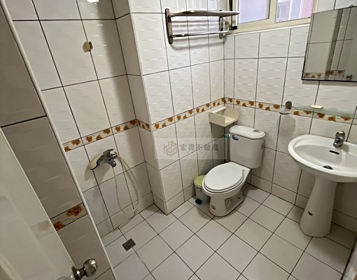 金山街系統精裝木地板浴室對外窗雙門冰箱室內機車位電梯套房 - Image 6