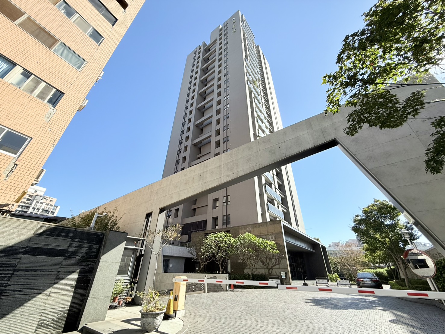 我承辦專任室內34坪鼎泰然高樓層三房雙平車松竹雙鐵