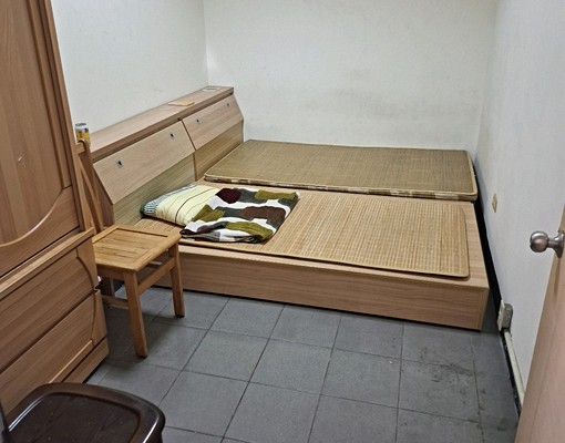 雅房4仟元含水電双人床有冷氣電自付進二苓漢民商圈捷運 - Image 2