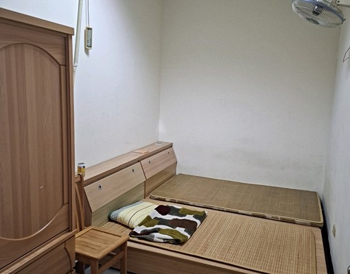 雅房4仟元含水電双人床有冷氣電自付進二苓漢民商圈捷運 - Image 1