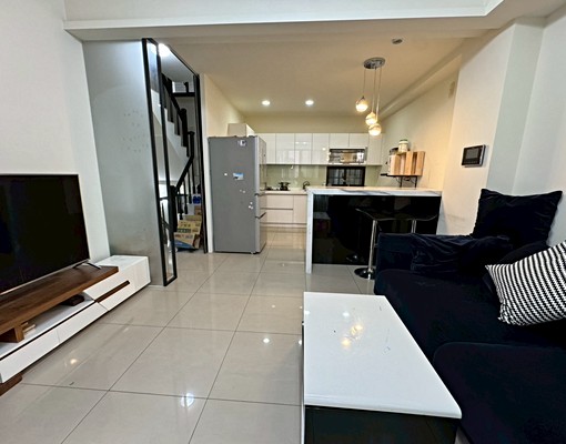 御墅家大面寬雙車位4層樓透天可寵物可租補 - Image 1