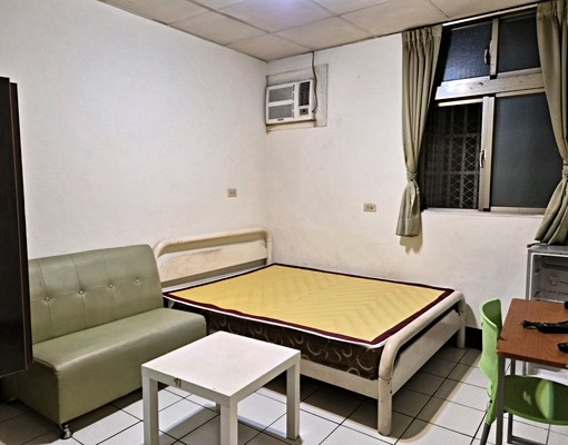 中原單人套房有對外窗 - Image 1