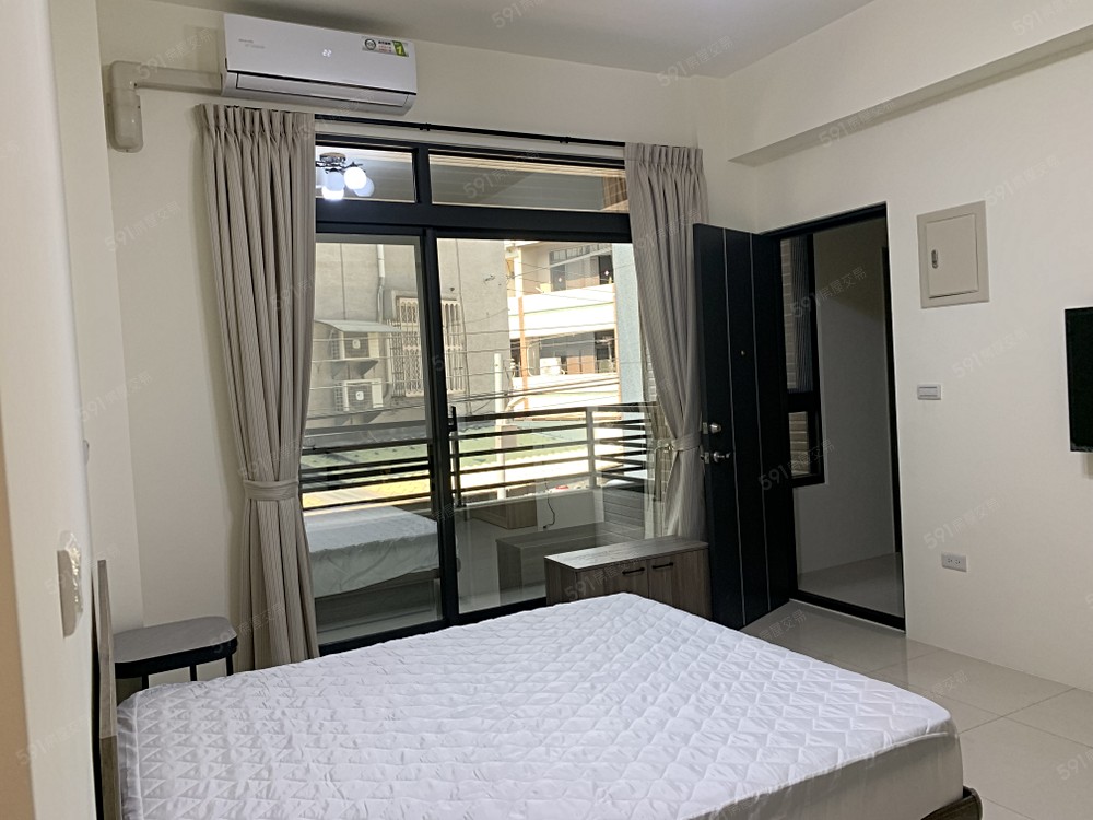 臥室~大片落地窗! 挑高、通風採光佳~