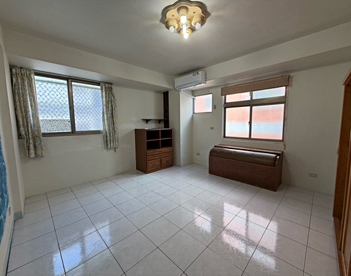 北區崇德商圈#稀有透天出租#六房雙平面汽車位 - Image 6