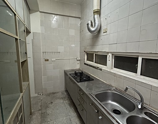 屋主自租~仲介勿擾~南區整棟出租|1~4樓+地下室車位|7房 - Image 7