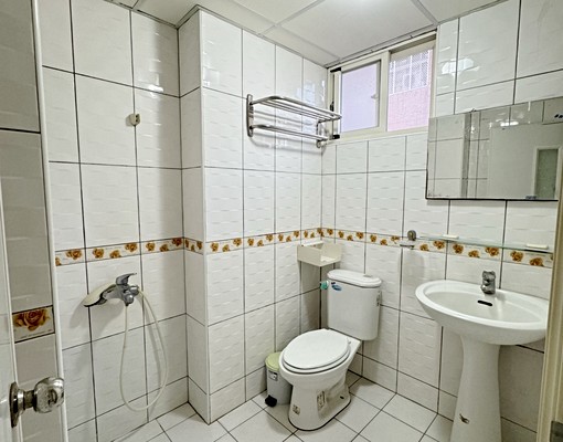 金山街套房*獨立陽台*洗衣機* - Image 3