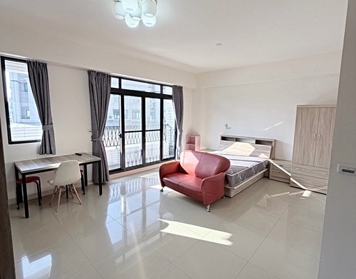 近夜市大套房大陽台週日休息 - Image 1