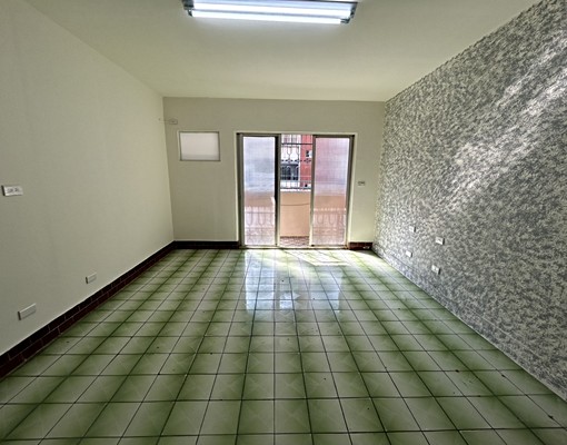 忠孝國小公寓三樓 - Image 1