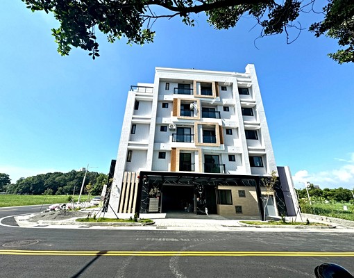 新營『長勝公園旁』電梯兩房+平面車位 - Image 1