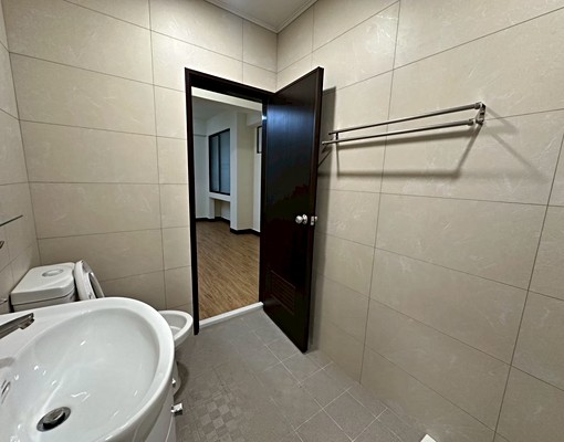 文心中清捷運站旁|大四房大空間臨路一樓公寓|可店面可營登 - Image 7