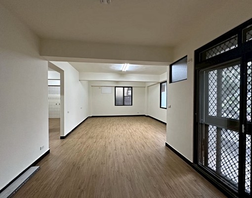 文心中清捷運站旁|大四房大空間臨路一樓公寓|可店面可營登 - Image 2