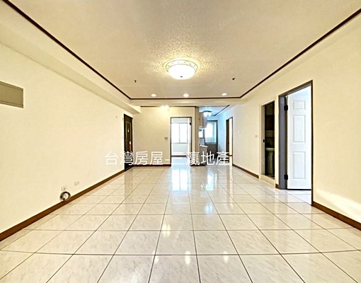 勝利商圈,萬坪公園,運動游泳池中心下樓就到25000元含車管 - Image 1