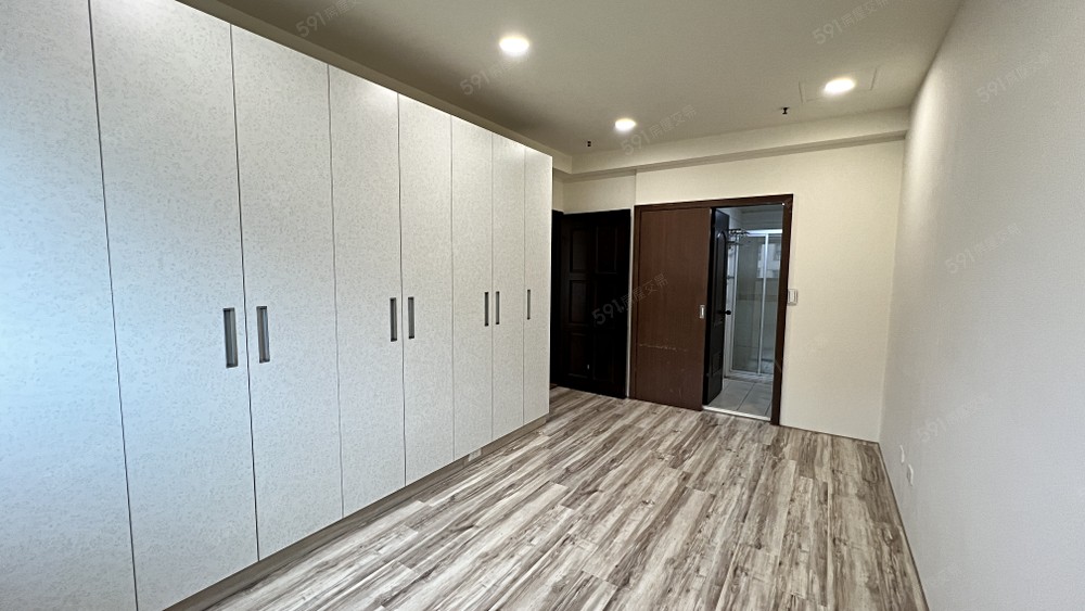 收納空間多,衣物不怕放不下