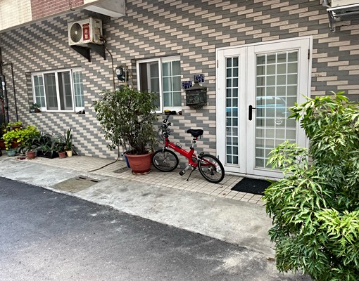 百坪高檔裝潢透天厝、近交流道、離學校近 - Image 1