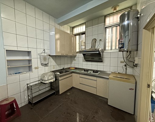 大湖國小旁,大湖夜市透天三樓 - Image 11