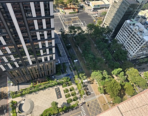 誠租~~三多捷運站摩天高雄高樓層景觀美套房 - Image 2