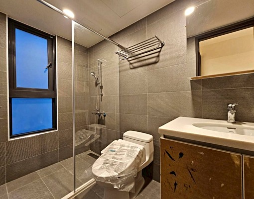 五泰可租補~免仲介費~協和豐馥全新大三房車~可寵物 - Image 10