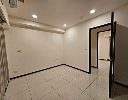 五泰可租補~免仲介費~協和豐馥全新大三房車~可寵物 - Image 12