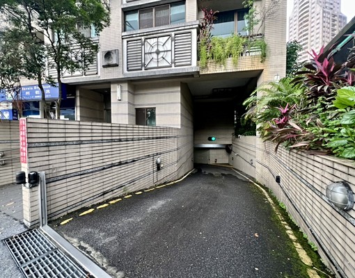近七張站2號出口|步行3分鐘|社區地下停車位|車道寬敞 - Image 3