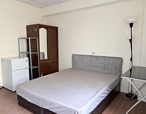 板橋裕民街電梯套房、磚牆隔間、對外窗 - Image 1