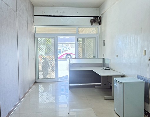 新進路上黃金店面(可做辦公室) - Image 4