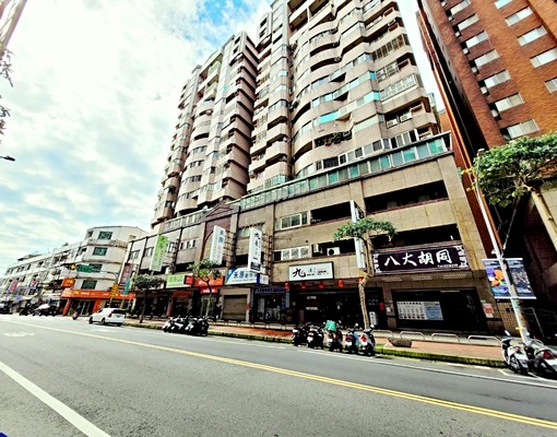 大有路商圈中日西武超美一房一廳景觀大套房可租補 - Image 9