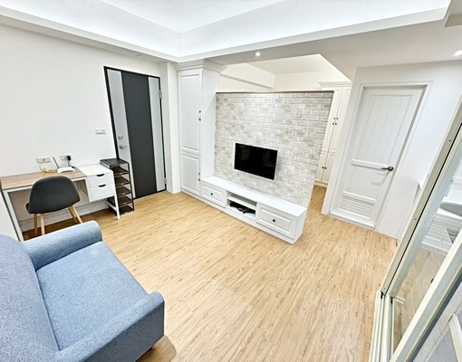 降價!!!有機車位近轉運站旁租屋設備齊全含網路!可租雙補! - Image 1