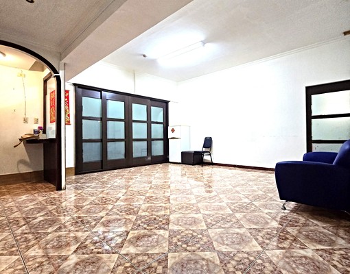 社宅🏠公園西岡山商圈電梯採光三房平車近捷運樂購車站📞愛窩 - Image 1