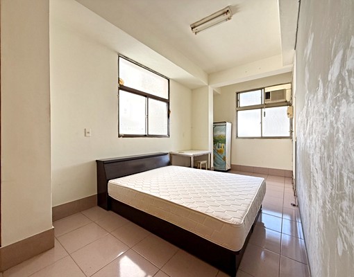 西區小資首選♥機能好♥可菸可寵♥男生優先 - Image 1