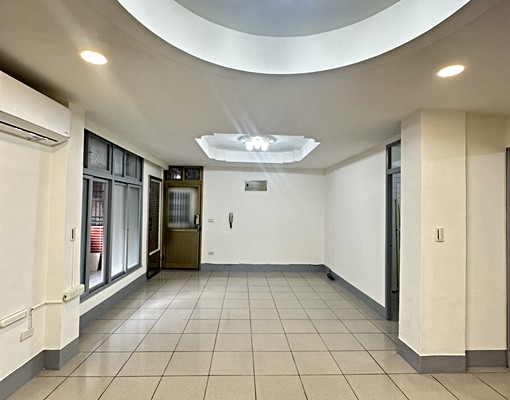 近新莊捷運/近建中街/近中正路/公園一路 - Image 1