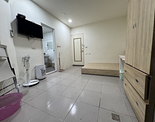 徐匯捷運一樓簡約套房有窗基本家電家具(床墊可談) - Image 2