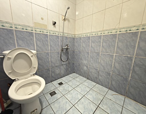 屋主直租(慎選租客)前院停車五房邊間透天仲介勿擾 - Image 10