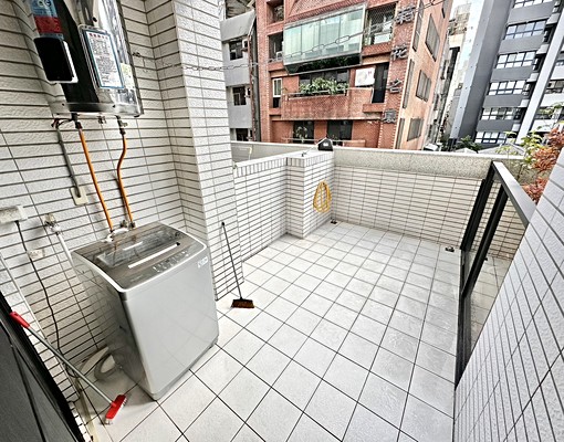 可租補🔥有機車位🔥一中商圈秒殺🔥大露臺可種植🔥高採光 - Image 4