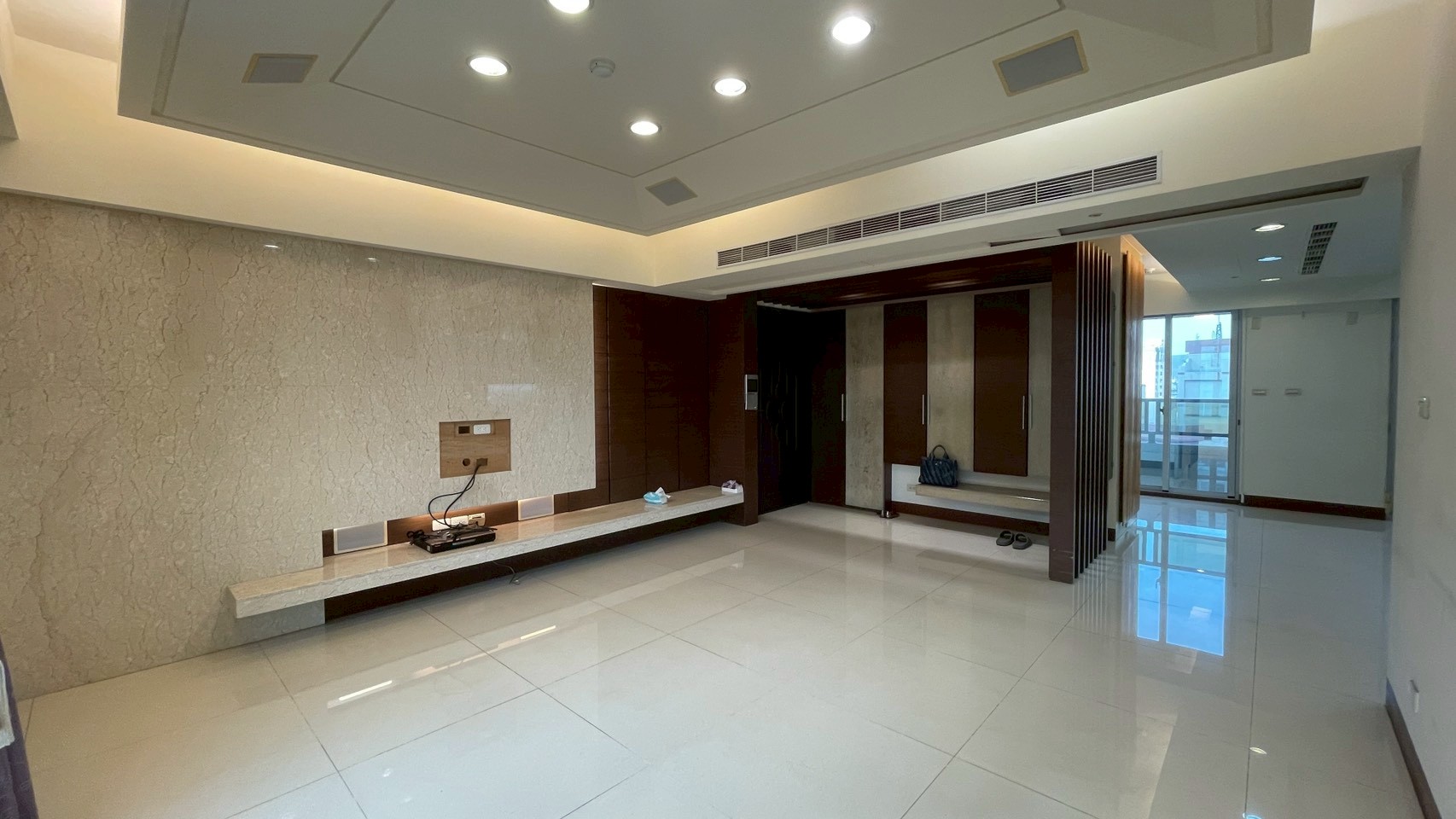 巨蛋商圈R14捷運站首排景觀大三房平車