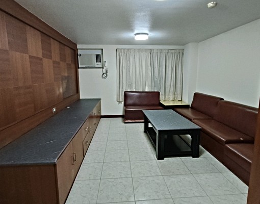 摩登大廈樓中樓 - Image 1