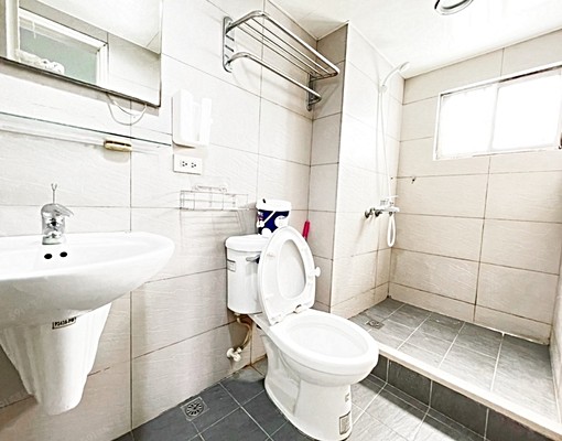 近捷運內湖站/新裝潢。低樓層。變頻冷氣。生活機能強 - Image 3