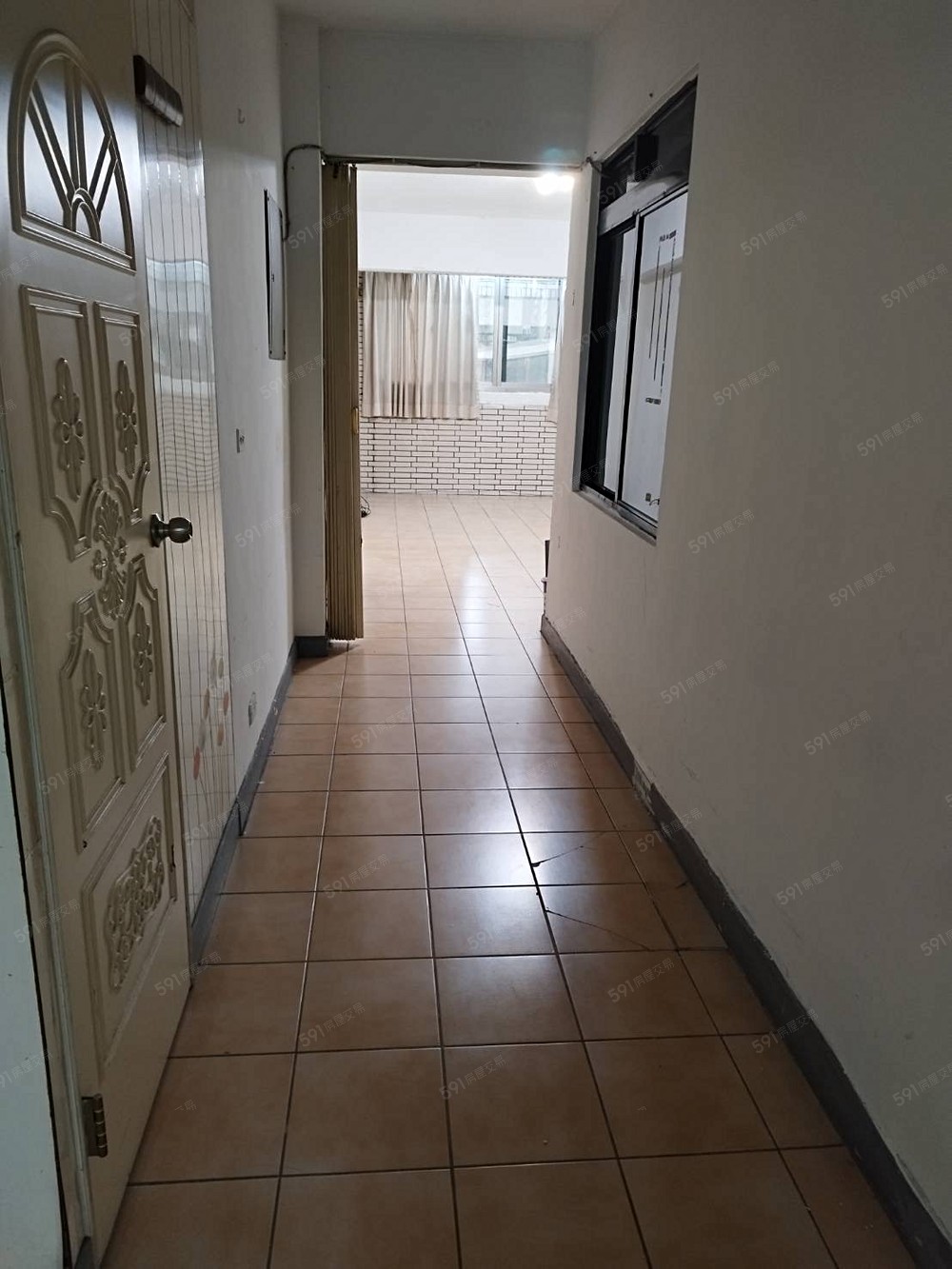 走道旁有一間小儲藏室