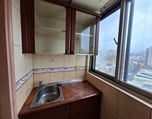 三重國小捷運6分。全日保全。电梯12坪大套房。採光棒 - Image 5