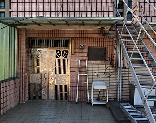 近三和捷運站,生活機能佳,適合年輕上班族。 - Image 5