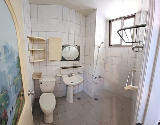 近三和捷運站,生活機能佳,適合年輕上班族。 - Image 3