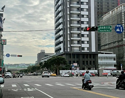 專營工作室邊間雙面採光自由路旁大坪數稀有釋出盡速預約 - Image 2